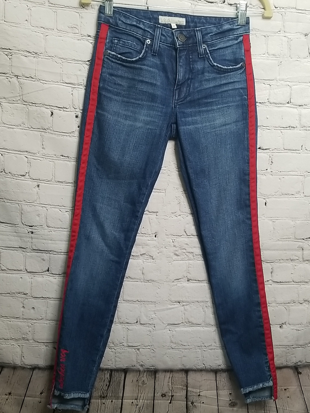 Joie "Bon Voyage Skinny" size 2 jeans w/red stripe on side frayed hem. EUC